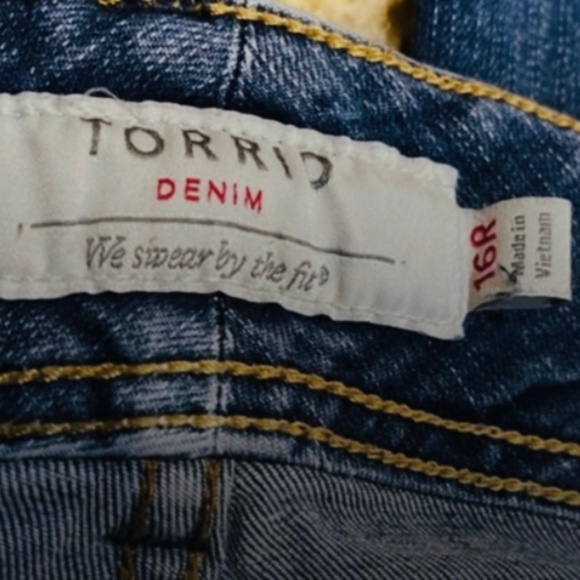 Cute Torrid Jeans Size 16R Cotton Spandex Stretch Medium Wash - Picture 2 of 9